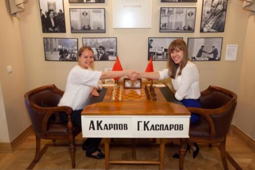 Члены сборной команды России В. Гунина и О. Гиря за легендарным столом в Музее шахмат, 2014