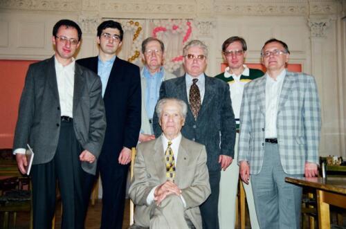 В Большом зале отмечают 90-летие А. Лилиенталя. Рядом с прославленным гроссмейстером Б. Гельфанд, В. Крамник, Ю. Авербах, Е. Васюков, С. Макарычев и Ю. Разуваев