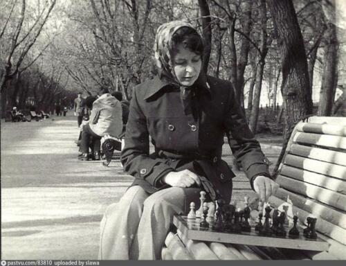 Многолетняя сотрудница Центрального шахматного клуба Н. Мальцева на Гоголевском бульваре, 1976