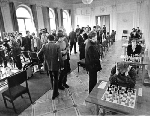 В Большом зале Центрального шахматного клуба проходит тур Всемирной телешахолимпиады – предтечи современной онлайн-олимпиады, 1982