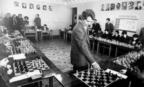 Десятый чемпион мира Б.В. Спасский дает сеанс одновременной игры в Портретной (ныне Выставочный зал) Центрального шахматного клуба