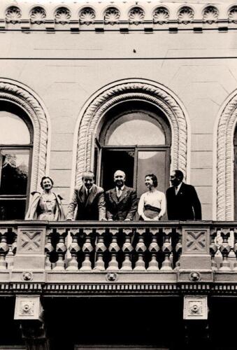 Руководство ФИДЕ на балконе Центрального шахматного клуба: Президент Ф. Рогард, вице-президенты В. Рагозин и М. Берман. 1956