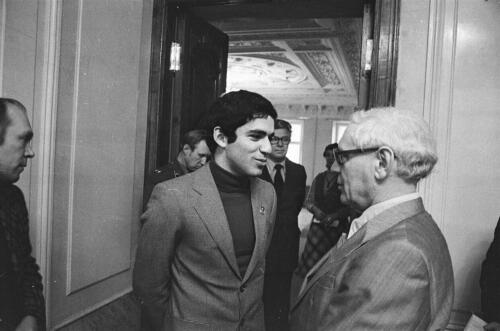 Г. Каспаров и М. Ботвинник в мраморном холле. 1980-е