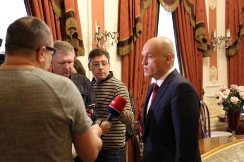 President of the Chess Federation of Russia Andrey Filatov is giving interviews in the luxurious Chigorin Hall (Red Lounge)