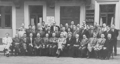 Делегаты 27 Конгресса ФИДЕ перед входом в Центральный шахматный клуб. 1956